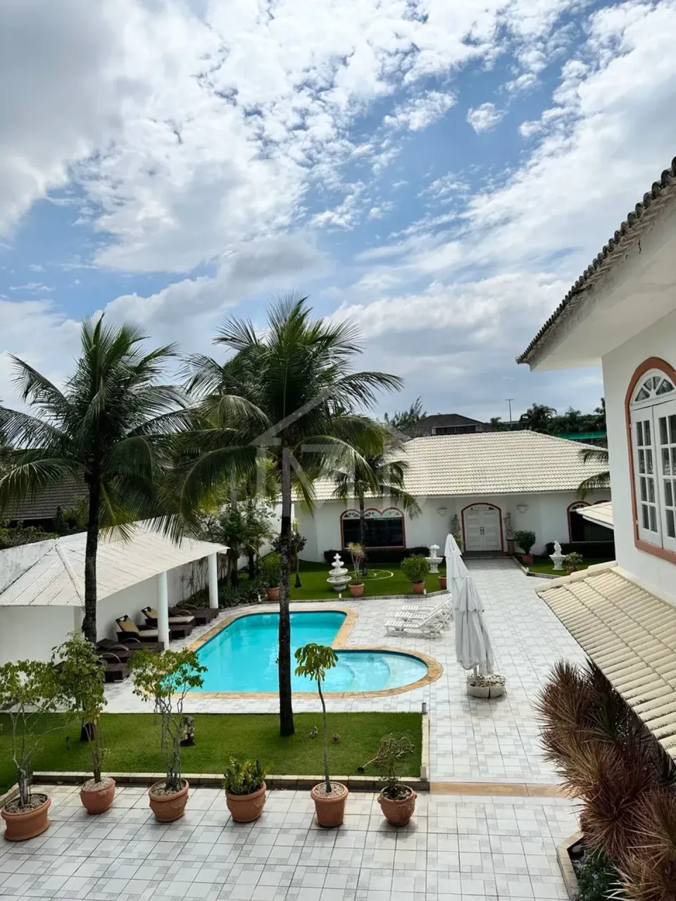 House with 5 bedrooms and 5 baths with tile floors — photo 3