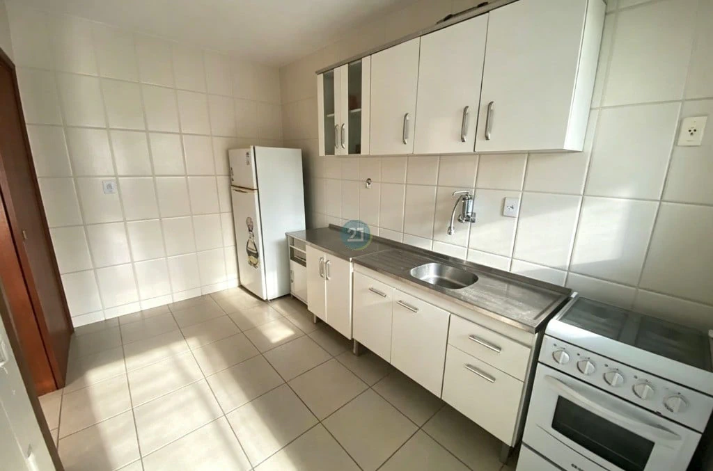 Furnished 2-bedroom apartment with a suite and parking — photo 3