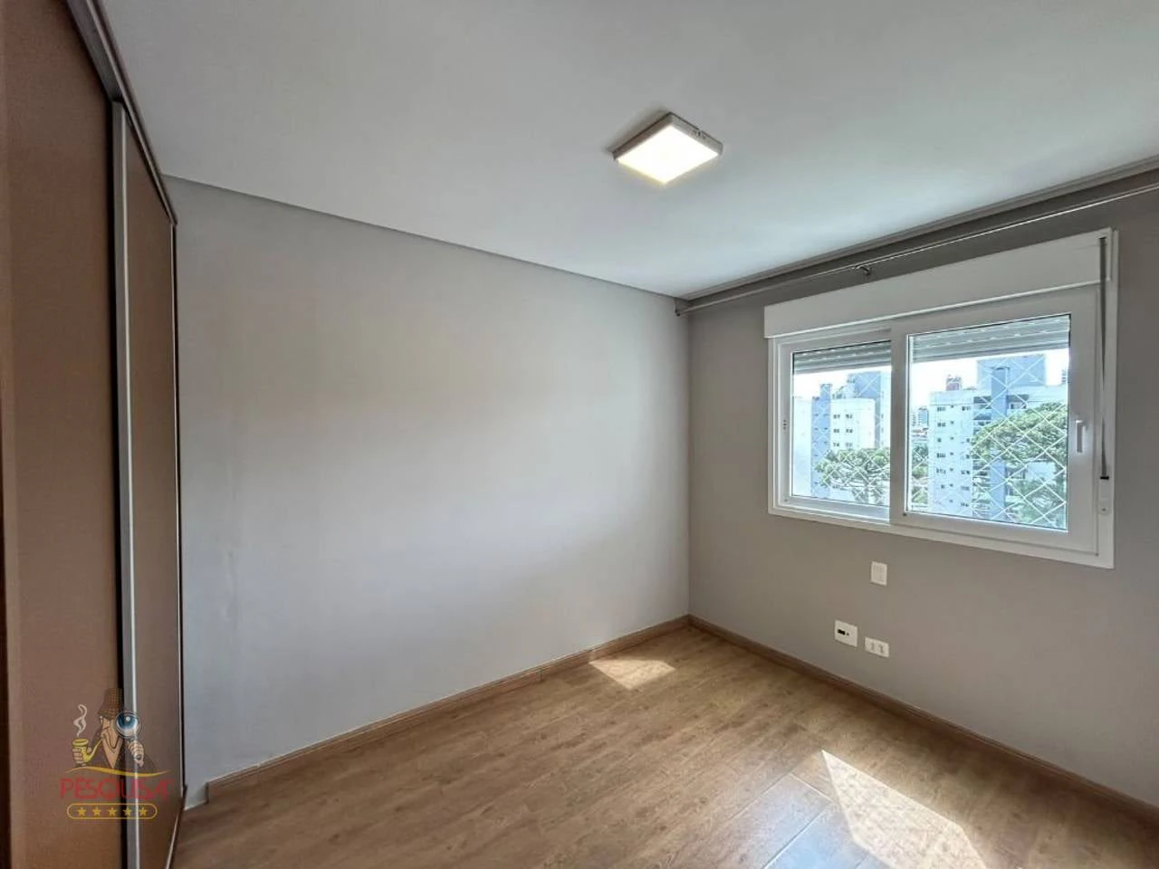 4-bedroom apartment with a bathtub — photo 12