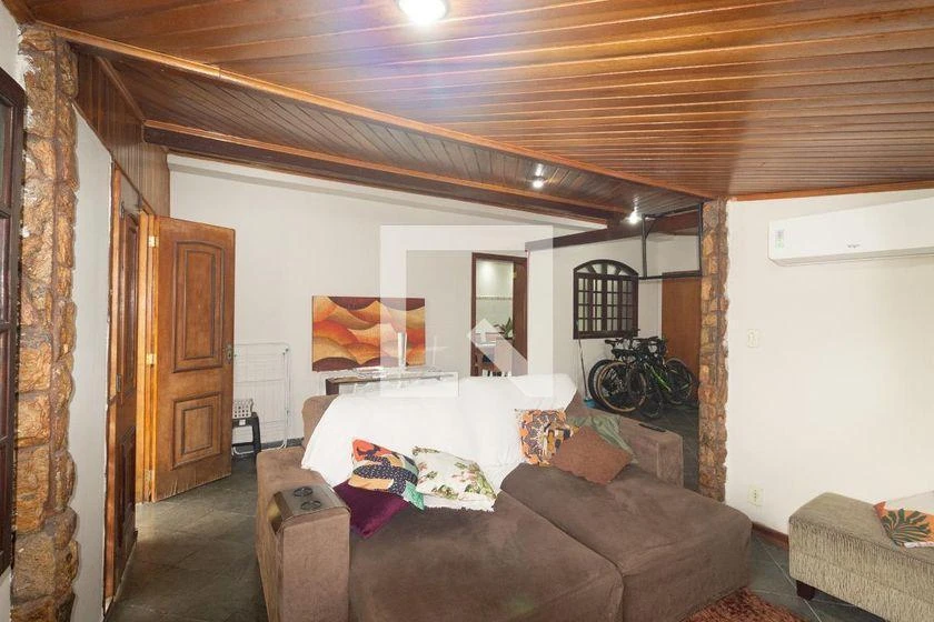 Walk-in closet in a 4-bedroom house, 250 m² — photo 8