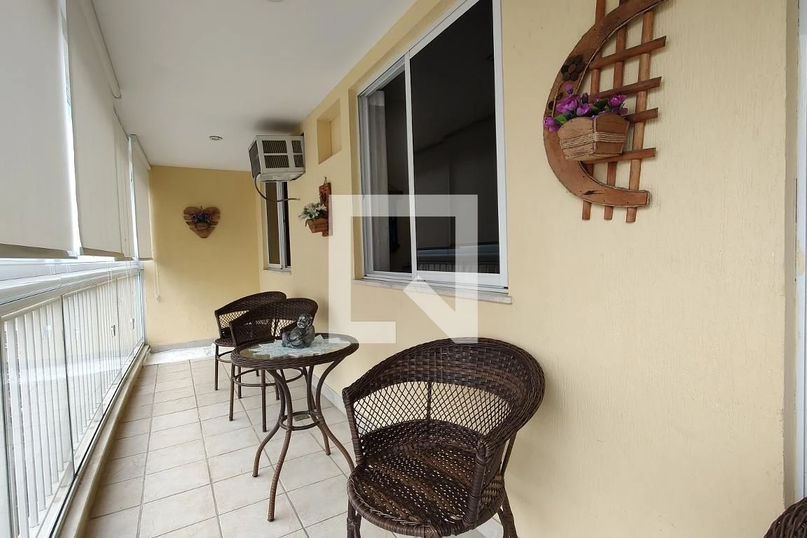 Glass-enclosed balcony in a 3-bedroom apartment, 155 m² — photo 19