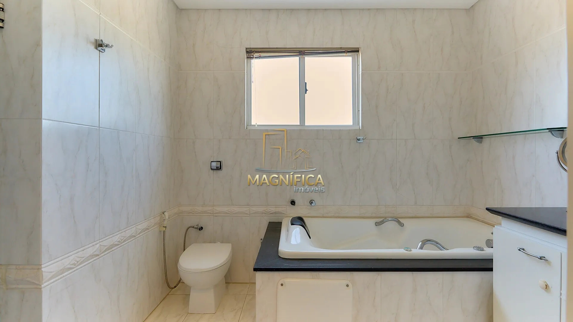 House with 4 bedrooms and 3 en-suite suites, 4 parking spaces — photo 42