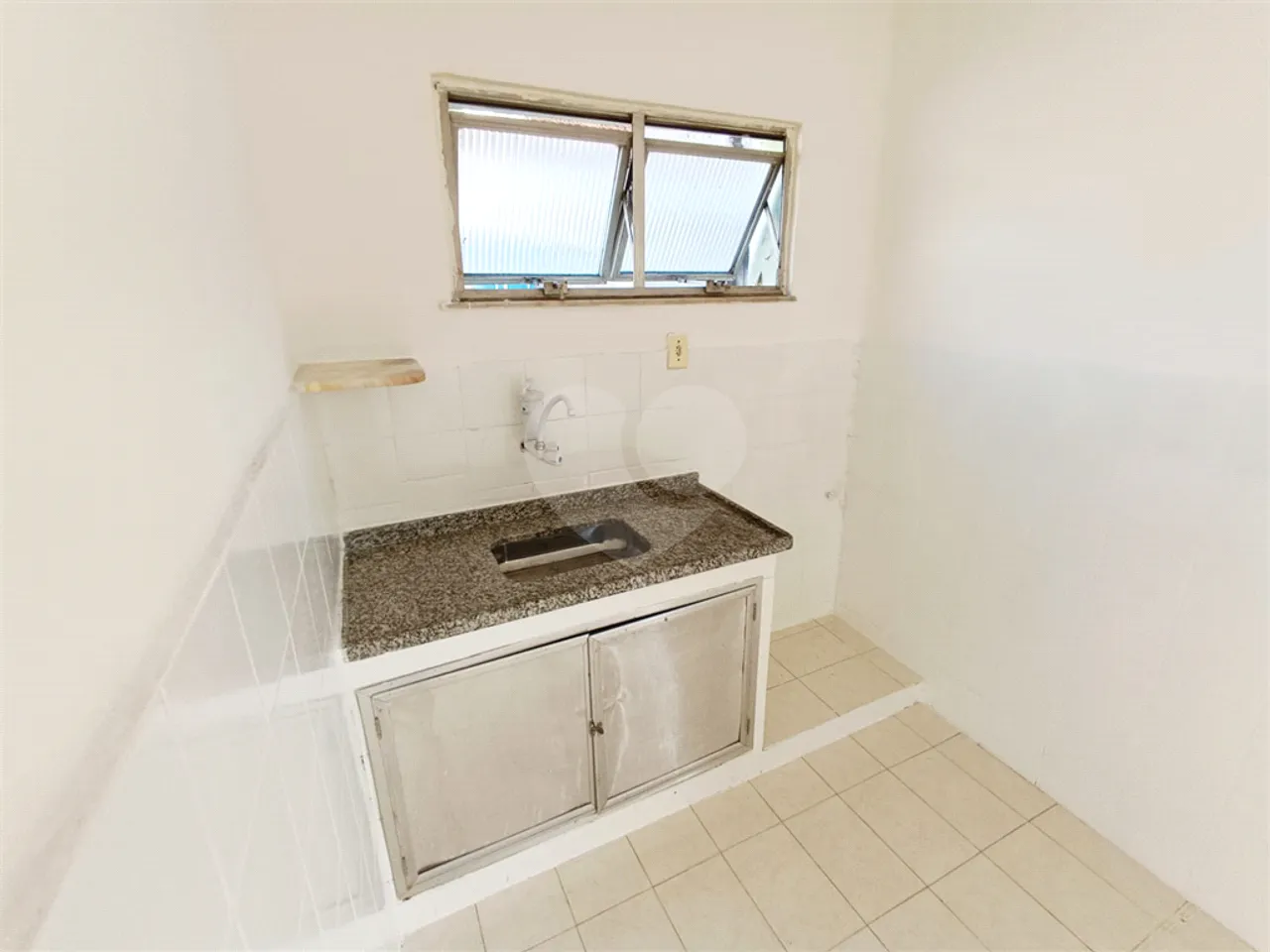 Unfurnished 1-bedroom apartment with a balcony — photo 11