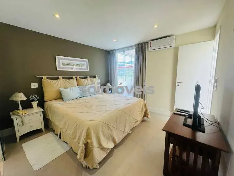 Furnished apartment, 207 m², with floor-to-ceiling windows — photo 4