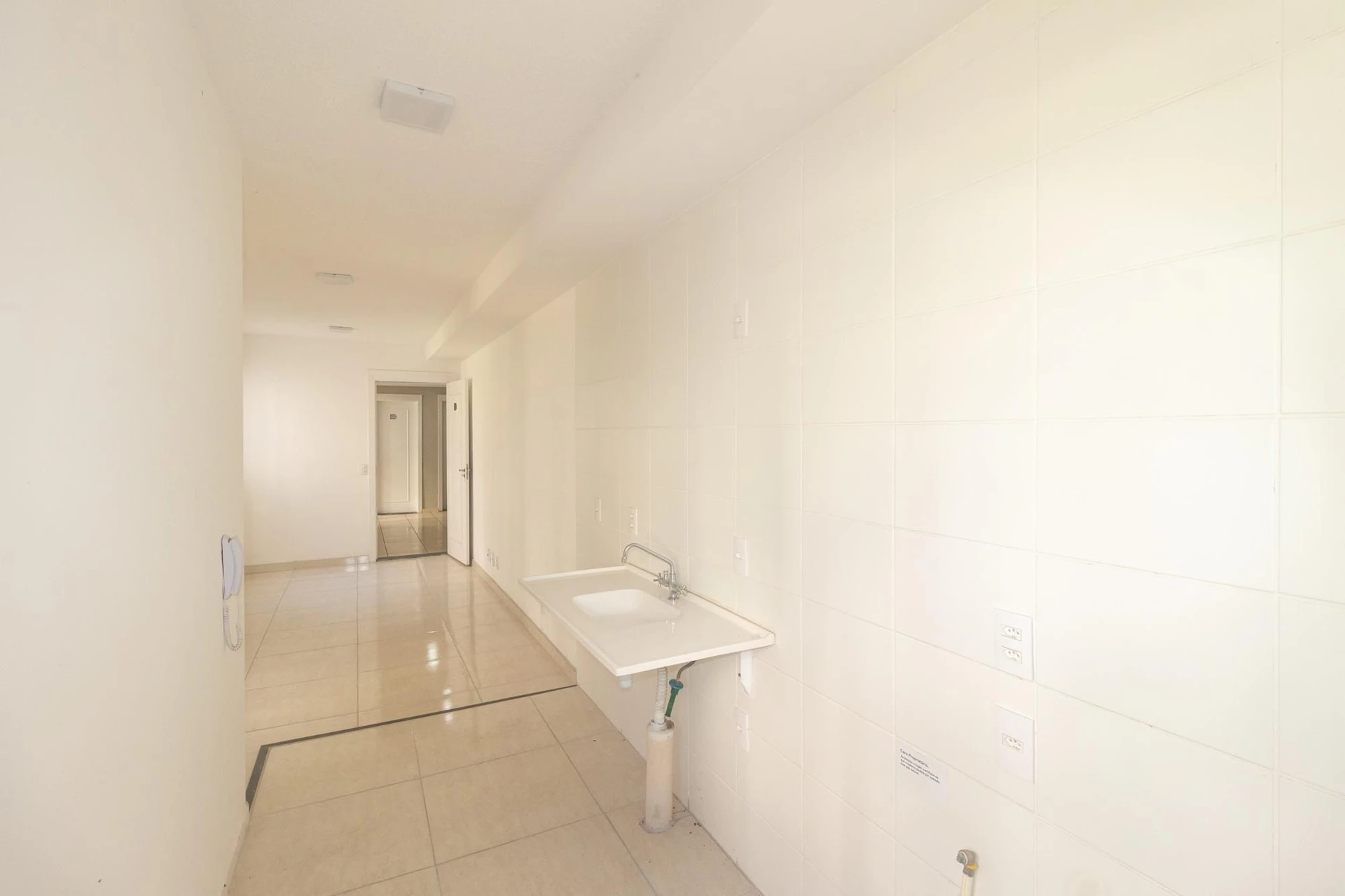 Apartamento com 2 quartos e box de vidro no banheiro — photo 44
