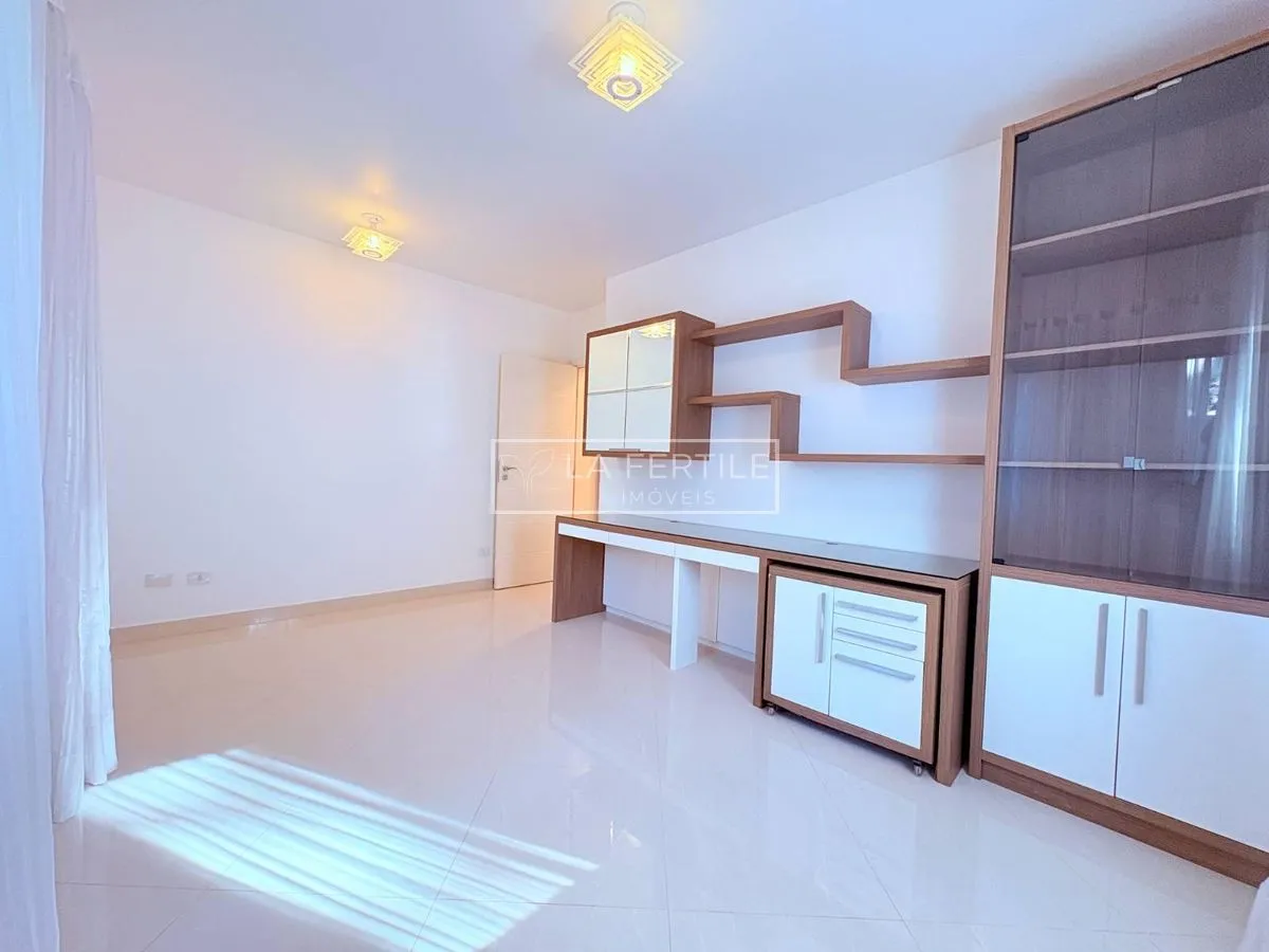 Будинок на 5 спалень із 2 ванними при кімнаті, 400 м² — photo 14
