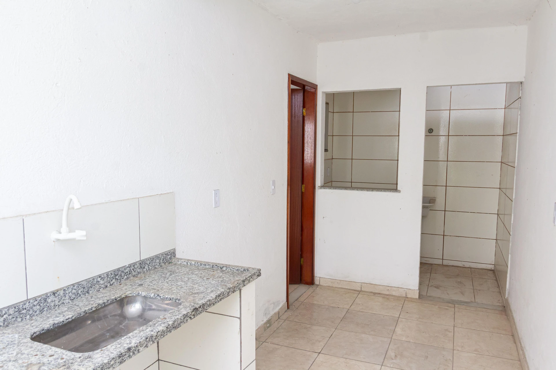 Unfurnished studio rental with private garden and 1 suite — photo 14