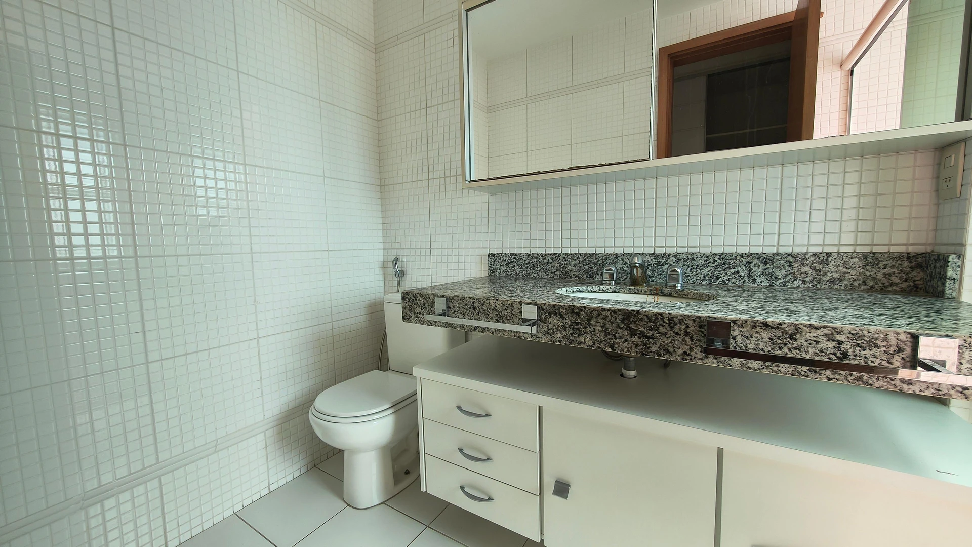 Apartamento com 3 suítes e fogão a gás na cozinha — photo 25