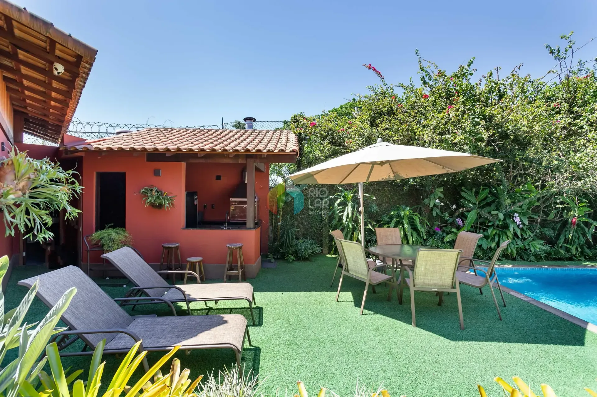 392 m² house with a home office and a grill on the balcony — photo 2