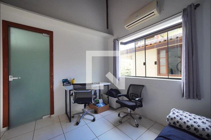 Walk-in closet in a 3-bedroom house, 225 m² — photo 22