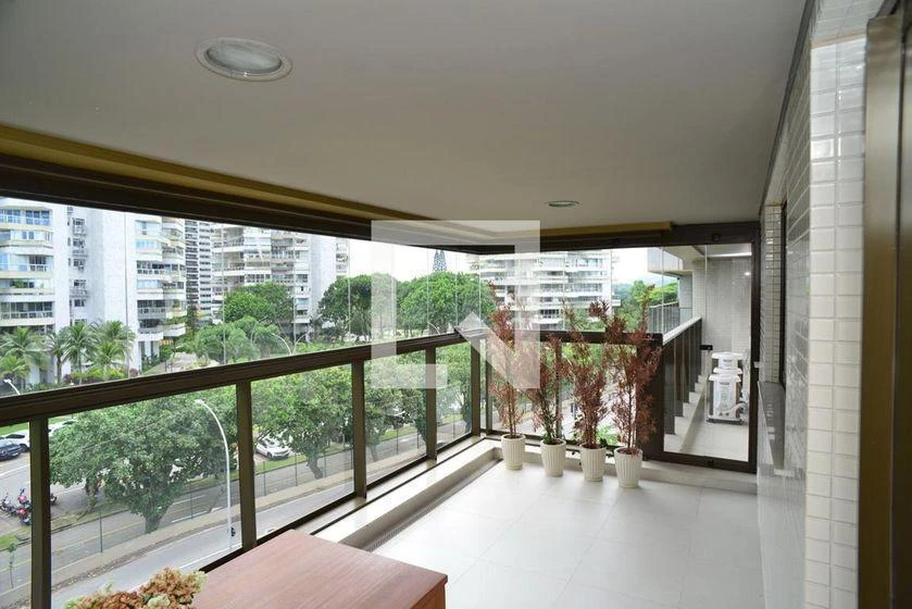 Glass-enclosed balcony in a 3-bedroom apartment, 103 m² — photo 3