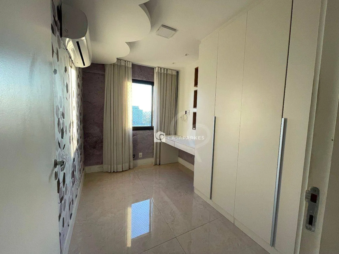Balcony with a grill in a 3-bedroom apartment, 120 m² — photo 41