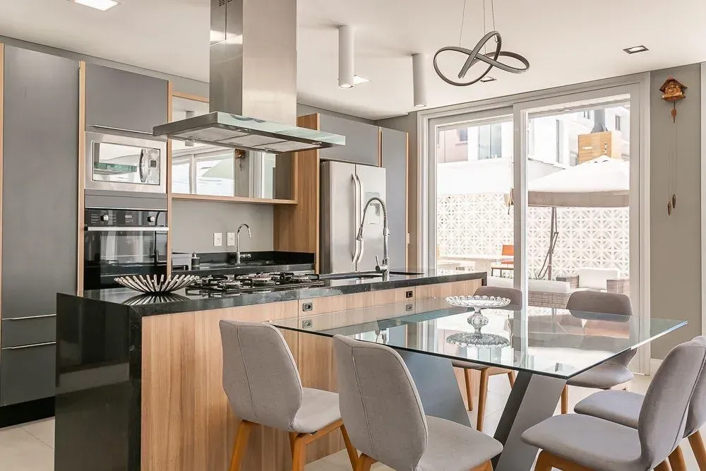 Casa mobiliada com 4 suítes e cozinha integrada a gás