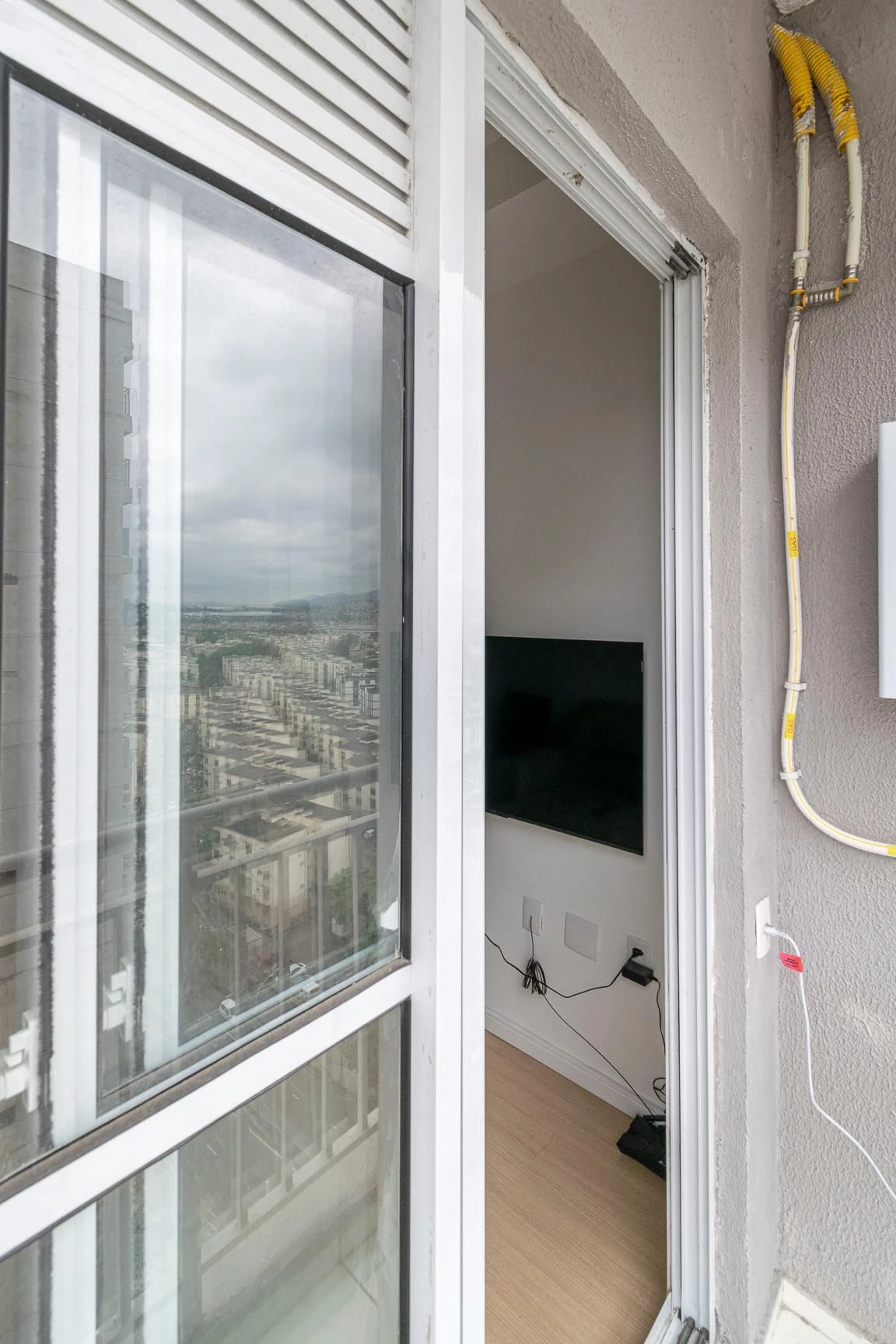 One-bedroom apartment with a washing machine — photo 20