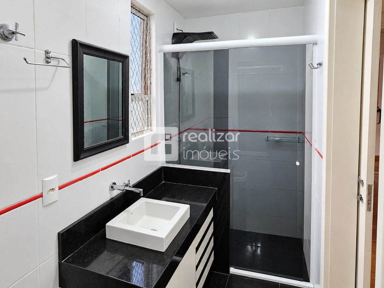 One-bedroom apartment with a washing machine — photo 6