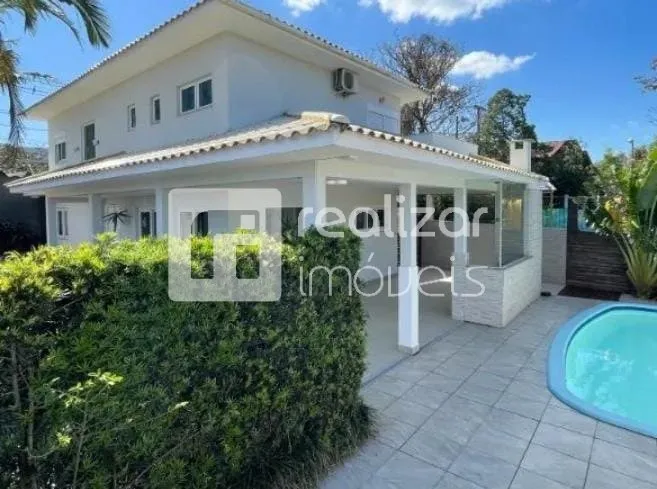 200 m² house with a private pool and a dishwasher