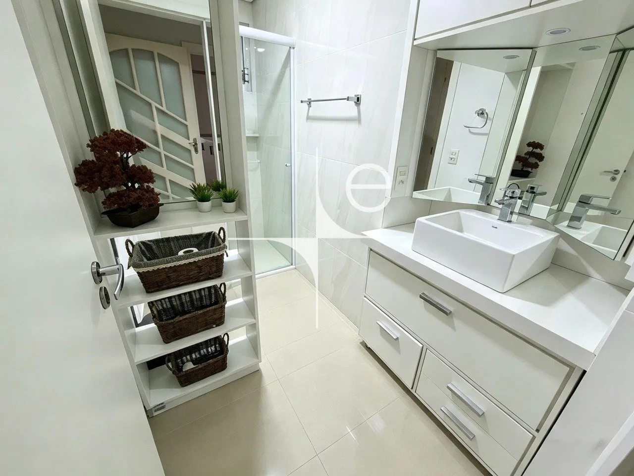 Furnished apartment, 105 m², with a glass-enclosed balcony — photo 18
