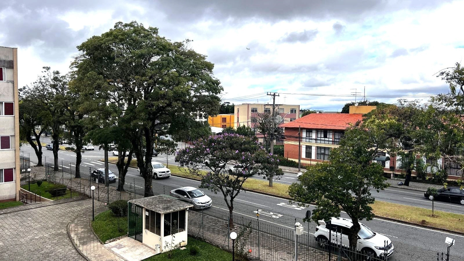 3-bedroom apartment with wood or laminate floors in Curitiba — photo 27