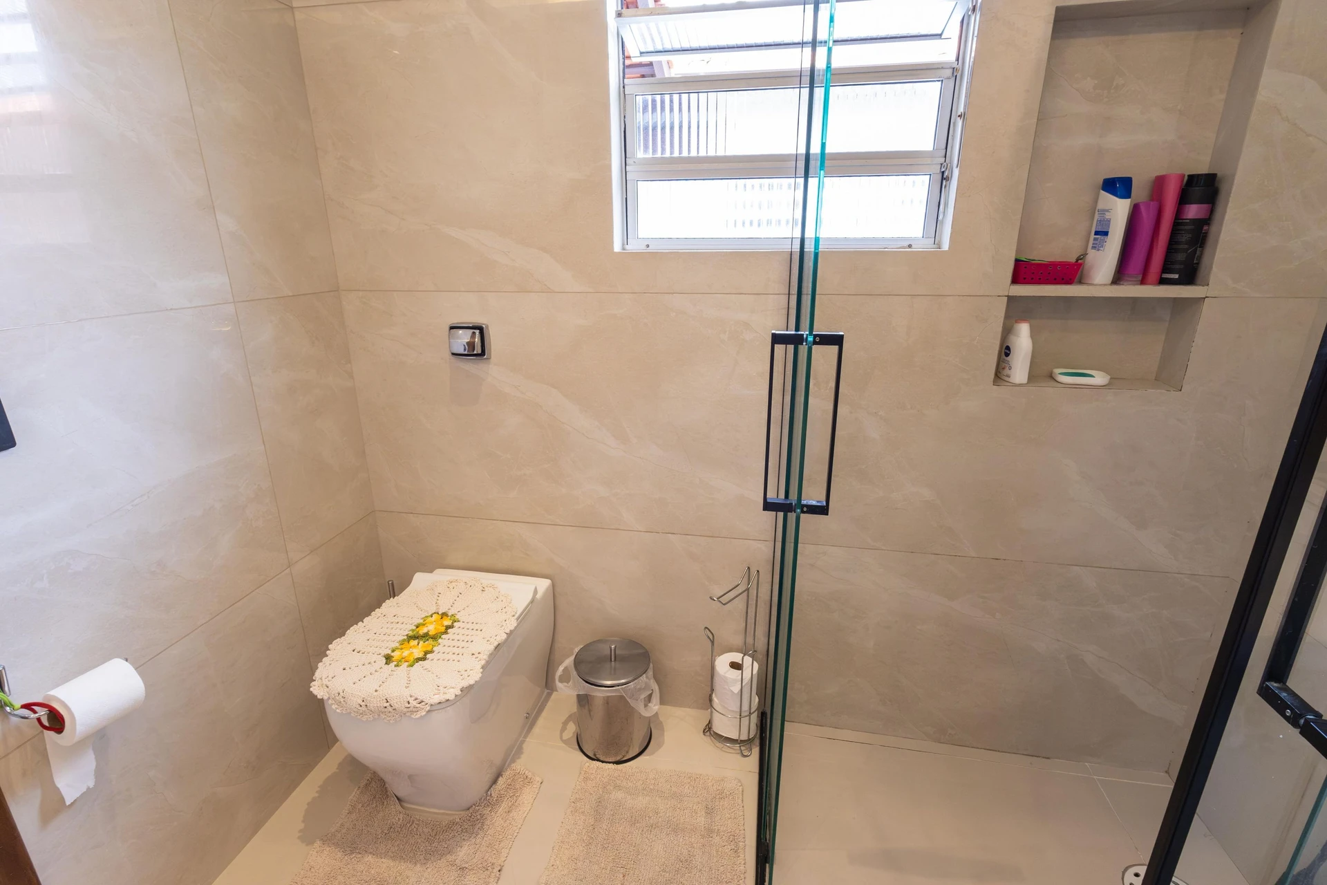 Bathtub in a 3-bedroom house, 180 m² — photo 30