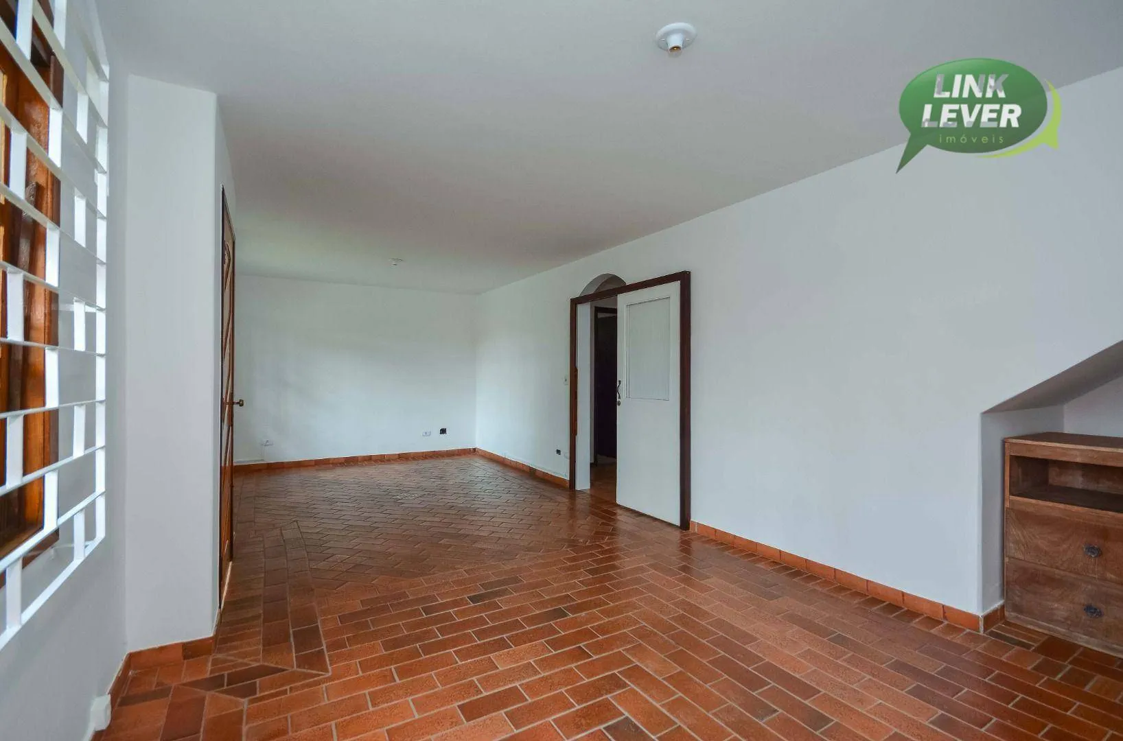 164 m² house with a fireplace and a grill on the balcony — photo 5