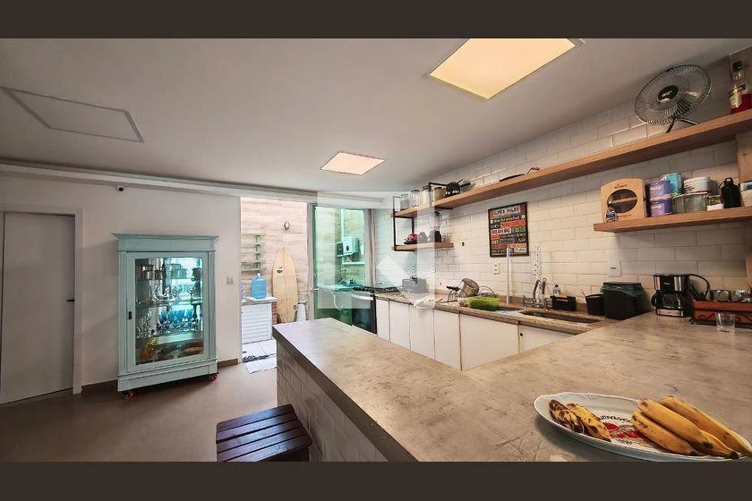 3-bedroom house with 290 m² and open-plan kitchen — photo 2