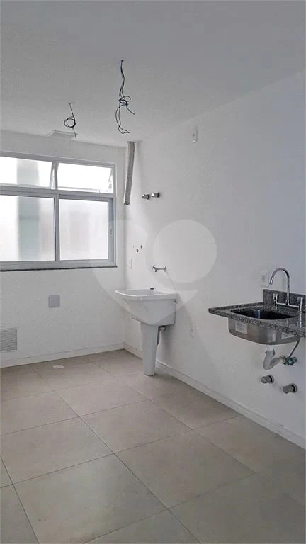 Glass-enclosed balcony in a one-bedroom apartment, 68 m² — photo 5