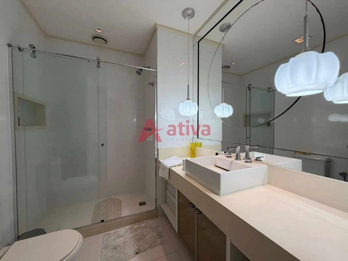 4-bedroom apartment with a glass-enclosed balcony — photo 11