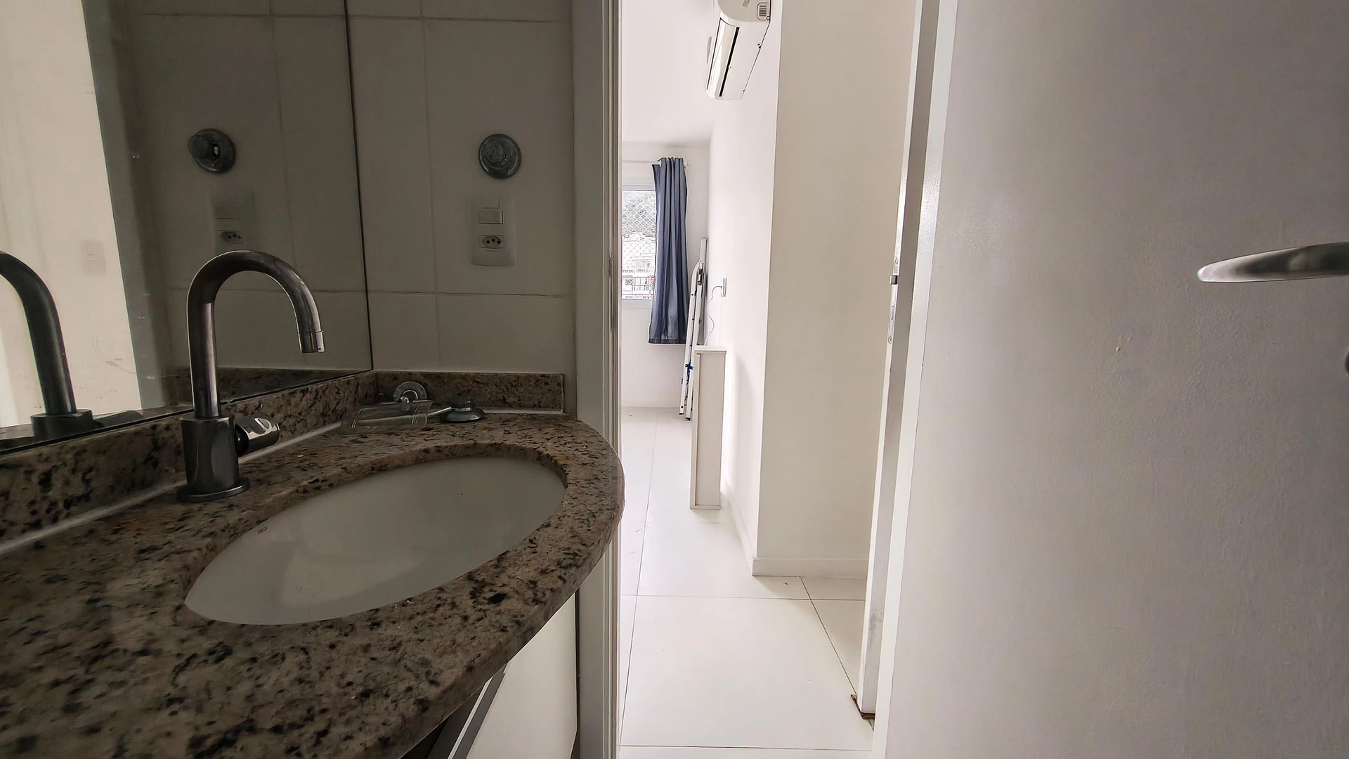 Unfurnished apartment with 2 bedrooms and 2 bathrooms — photo 12