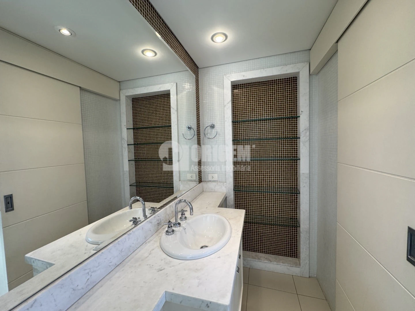 2-bedroom apartment with a bathtub in Curitiba — photo 29