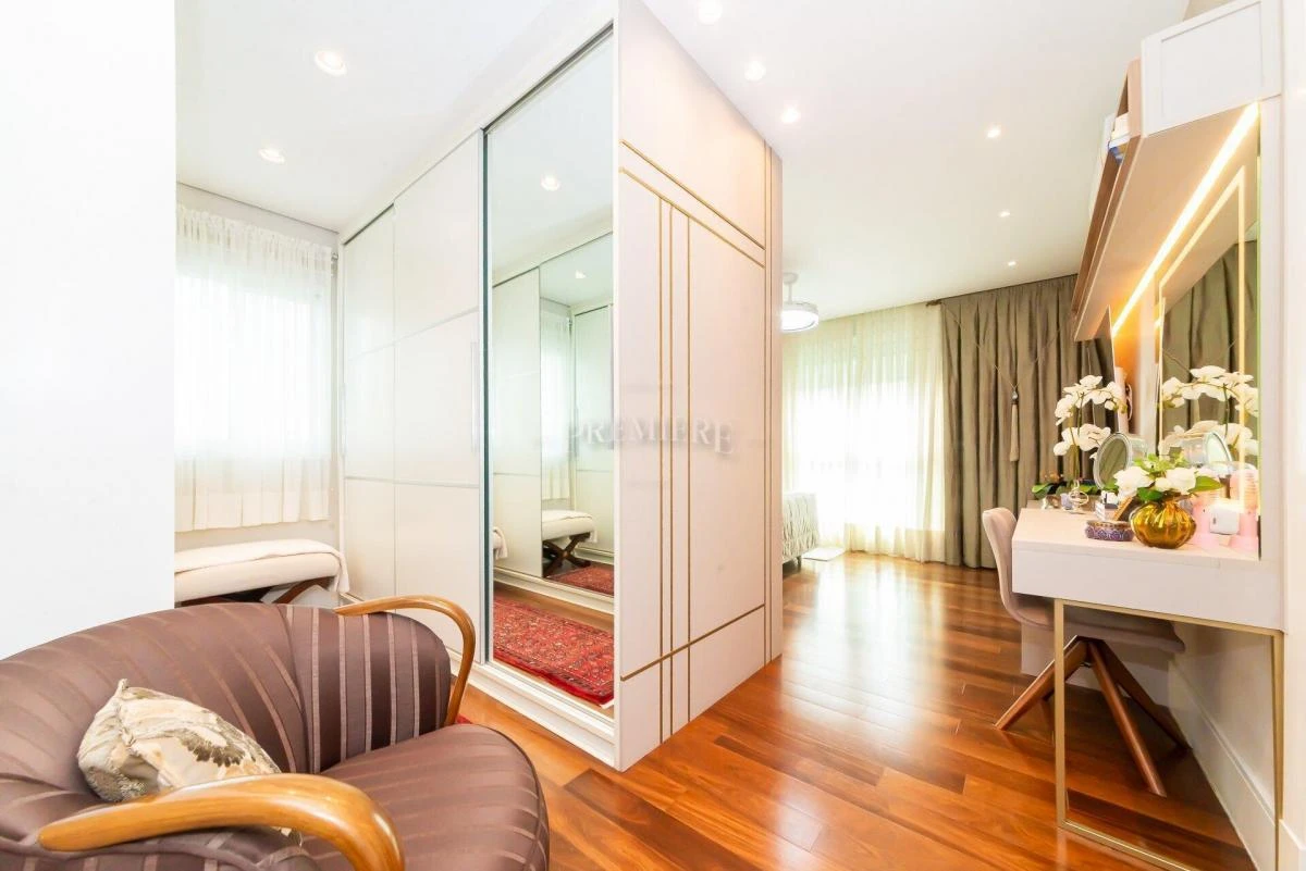 Apartment with 4 bedrooms and 5 baths, with a balcony — photo 24