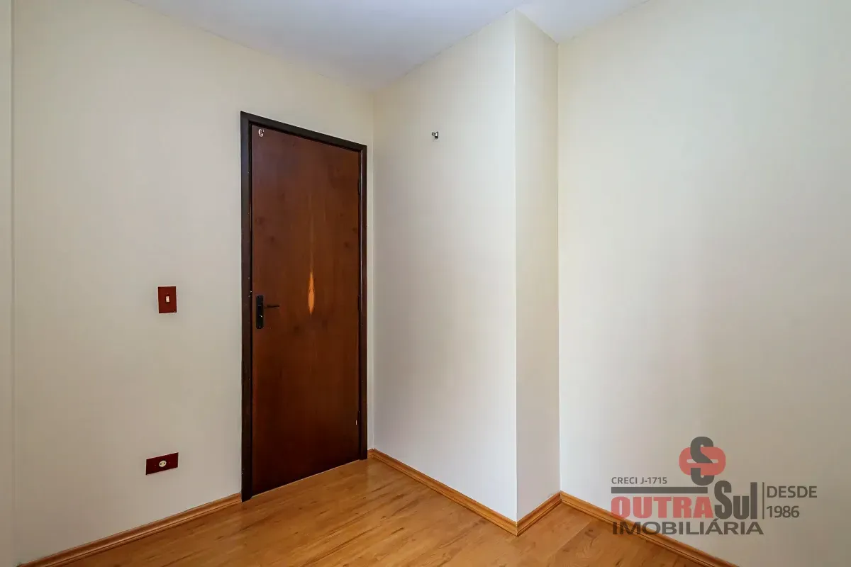 Wood or laminate floors in a 2-bedroom apartment, 41 m² — photo 24