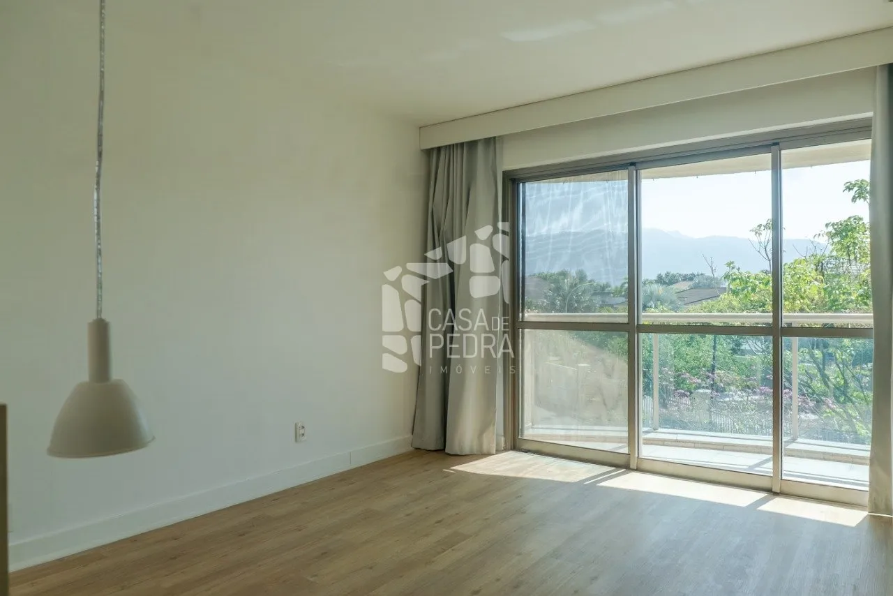 4-bedroom apartment with enclosed glass balcony — photo 24