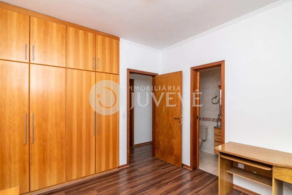130 m² apartment with a walk-in closet and a bathtub — photo 7