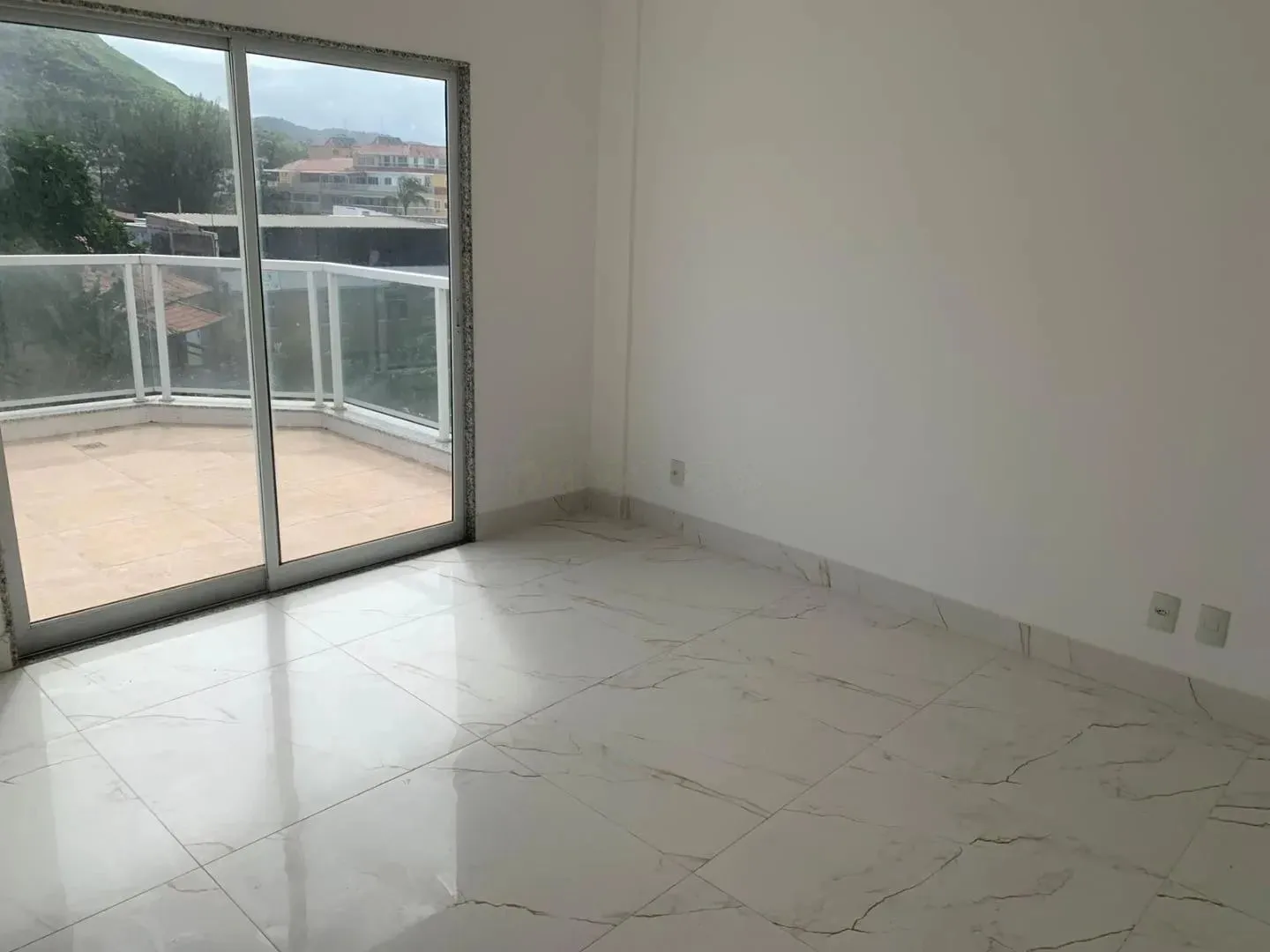 Glass-enclosed balcony in a 4-bedroom apartment, 240 m² — photo 10