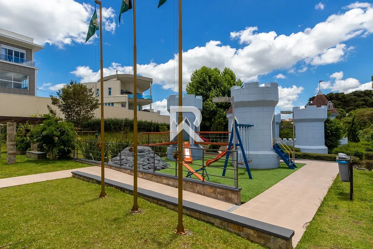 Furnished house with 4 bedrooms and 302 m² and a garden — photo 39