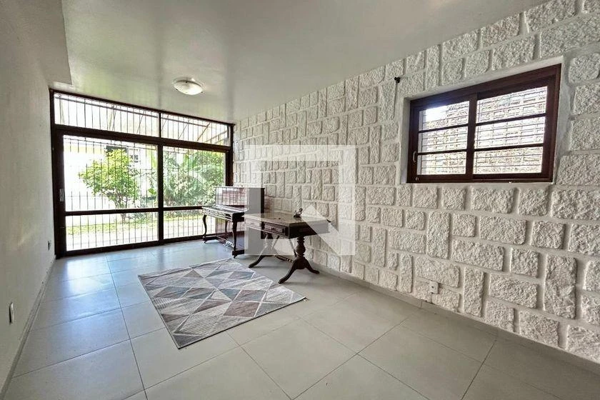 4-bedroom house with a bathtub — photo 17