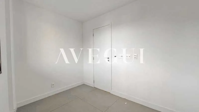 3-bedroom apartment in a building with a pool — photo 24