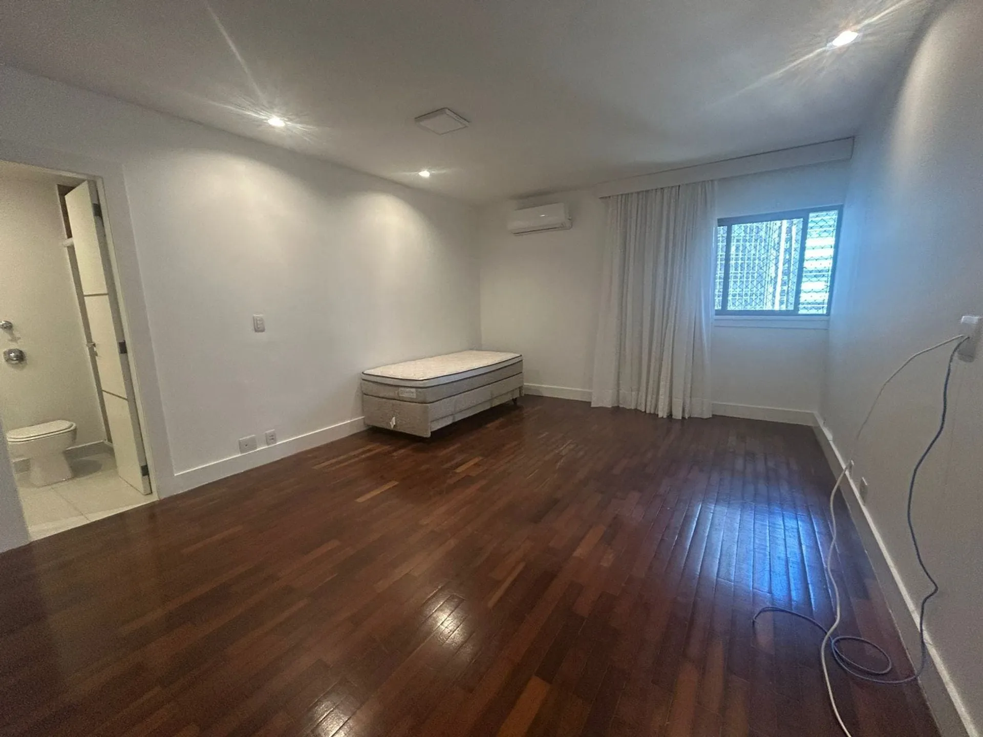 Apartment with 4 bedrooms and an enclosed balcony — photo 34