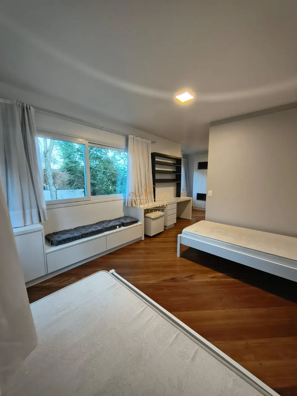 House with 5 bedrooms and a modern open-plan kitchen — photo 6