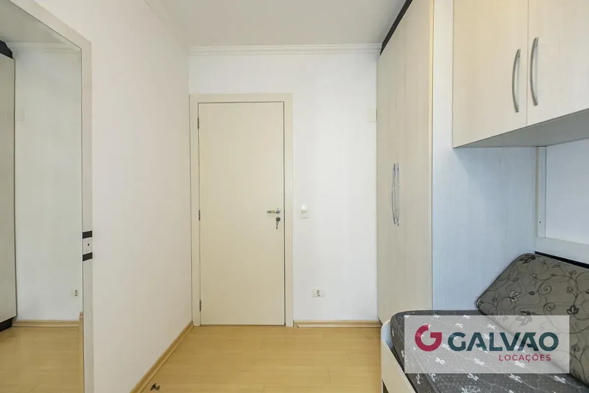 3-bedroom apartment in a building with a coworking space — photo 9