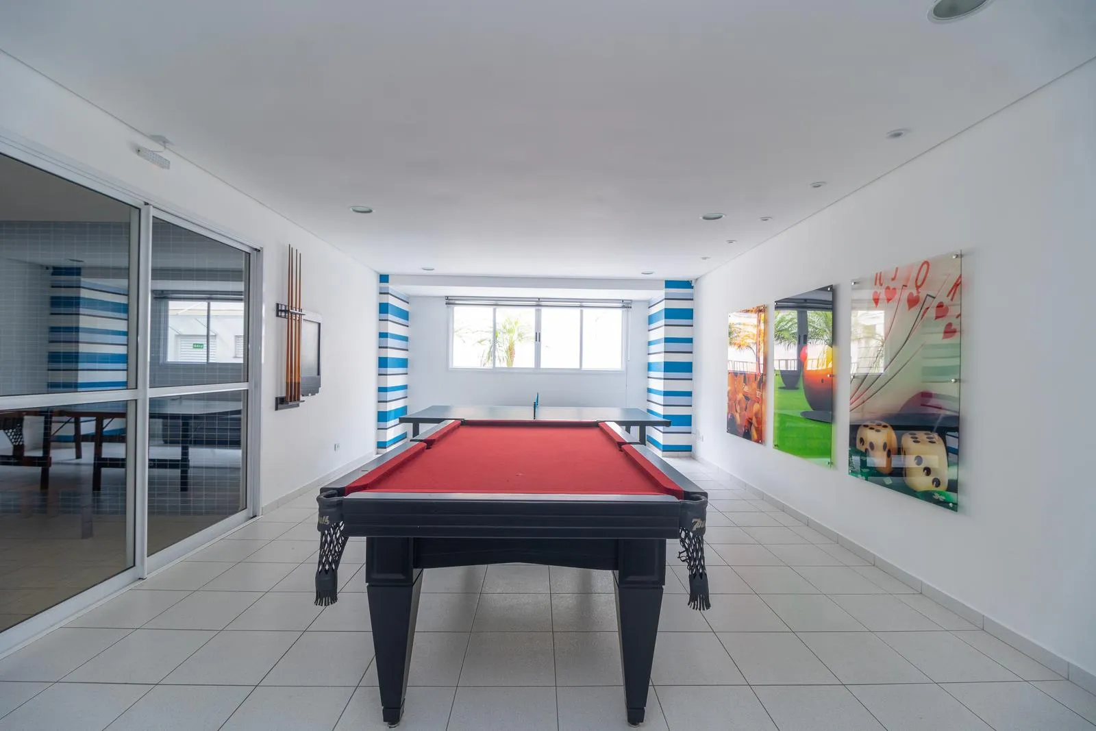 Unfurnished 3-bedroom apartment with glass balcony — photo 21