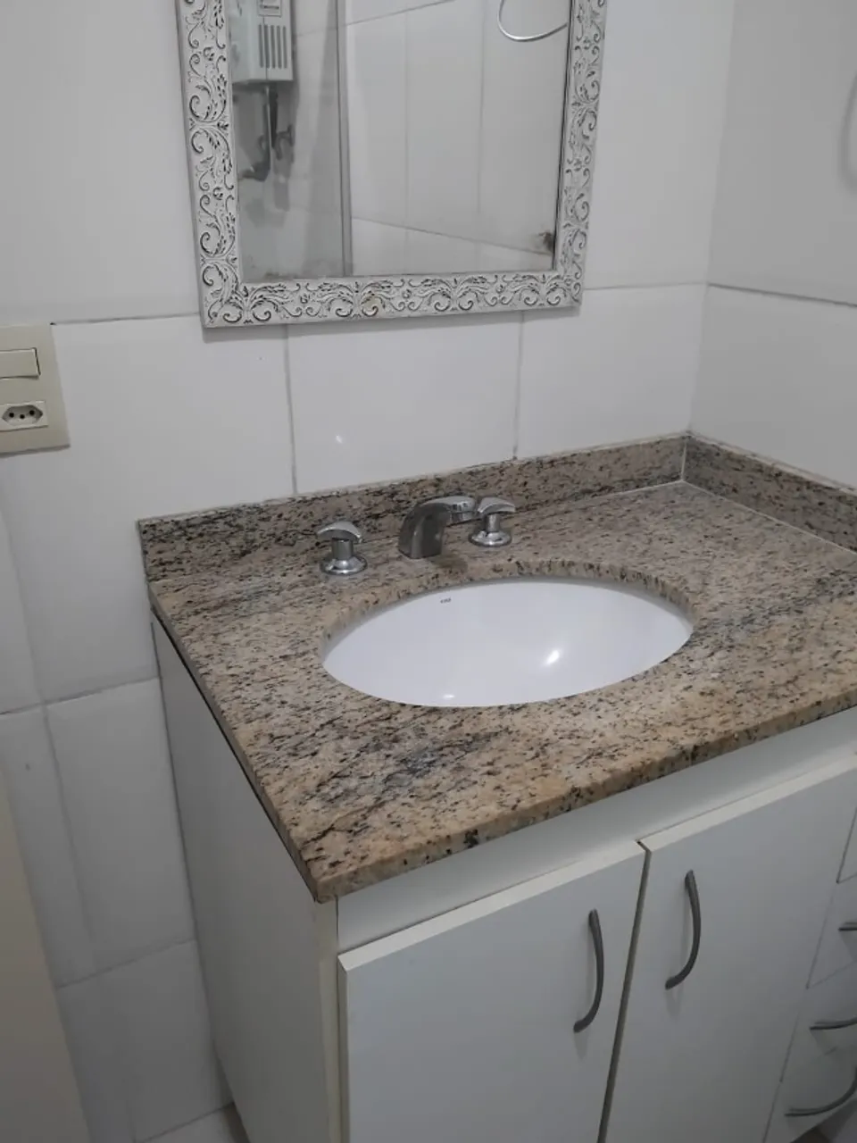1-bedroom apartment with a glass shower enclosure — photo 5