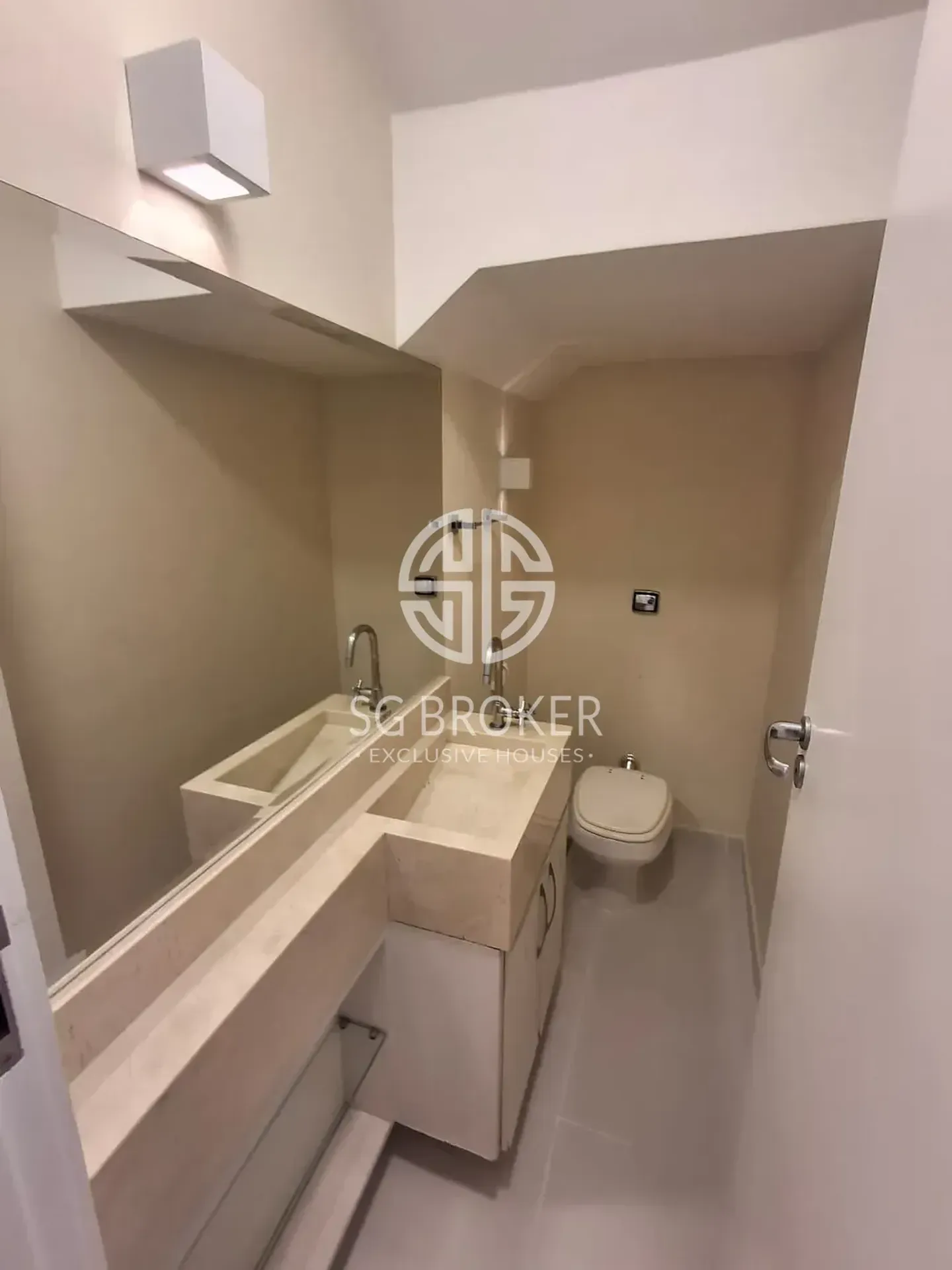Casa com 5 suítes e 5 banheiros, 330 m² — photo 48