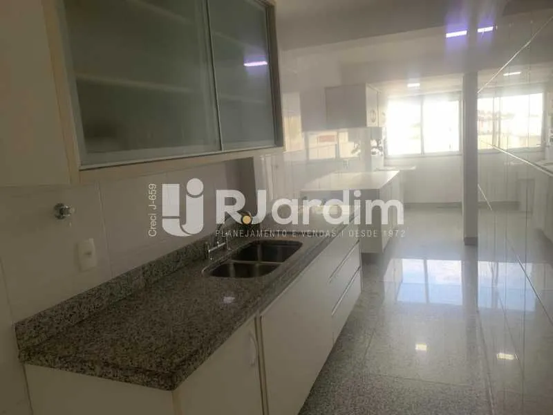 Rental apartment with 4 bedrooms and glassed balcony — photo 19