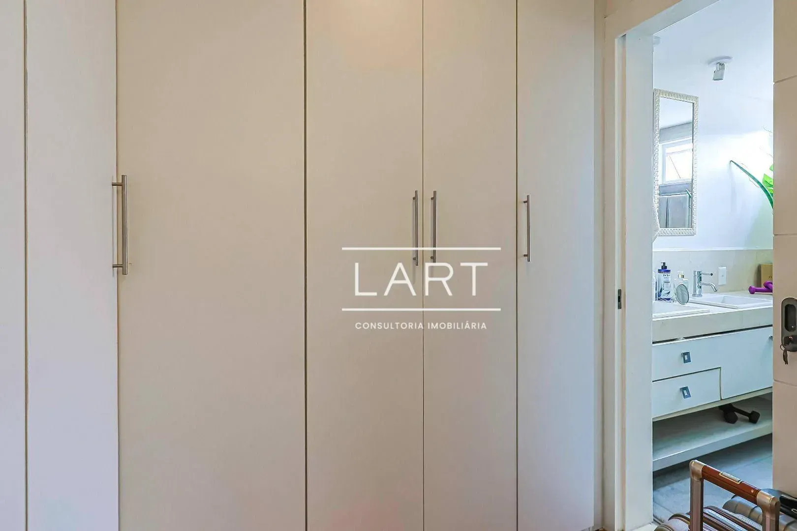 Apartamento com 4 dormitórios e 350 m²; área social ampla — photo 32