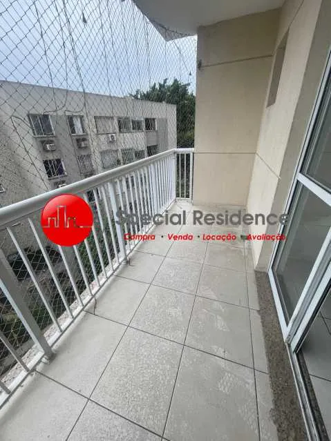 3-bedroom apartment in a building with a pool — photo 6