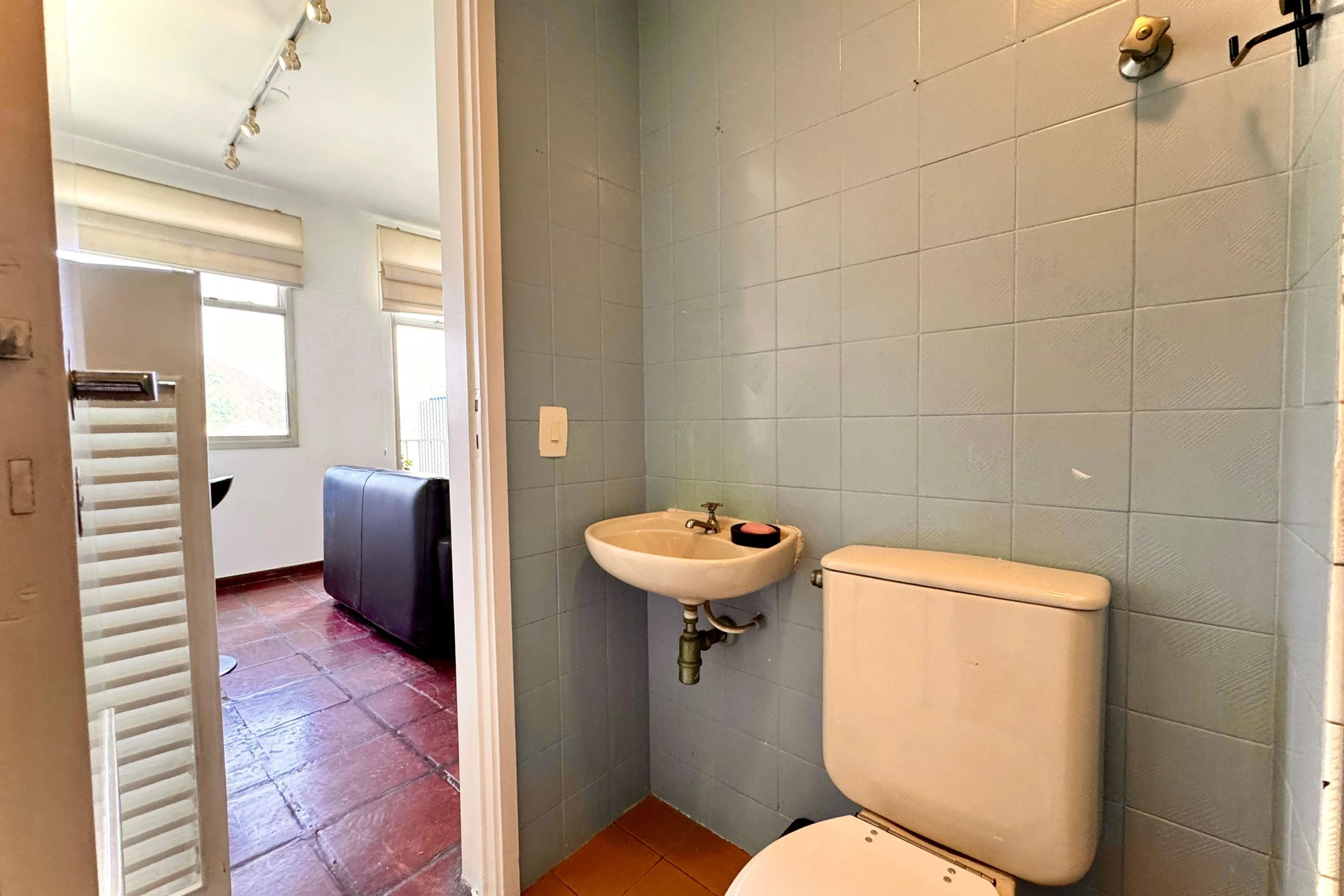 2-bedroom apartment in a building with a gym — photo 30