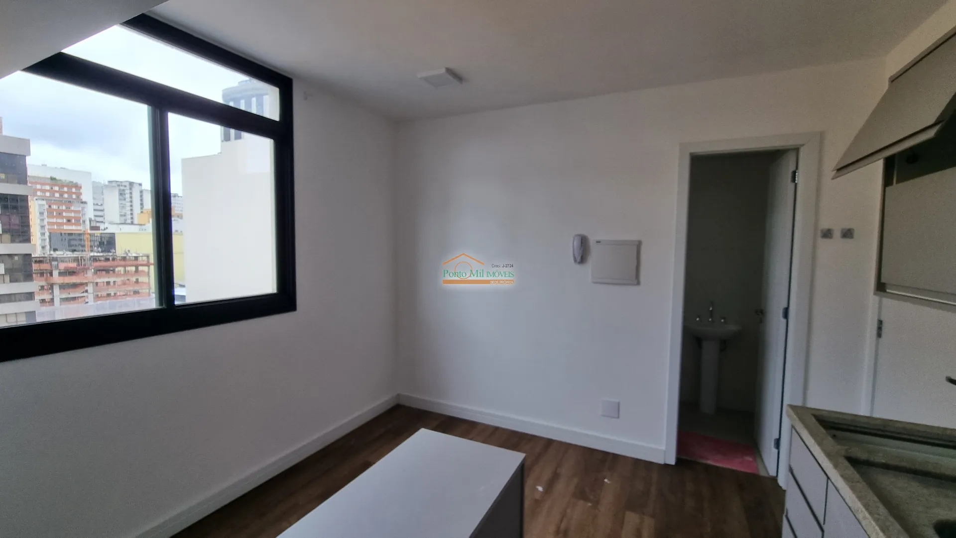 1-bedroom apartment with a fitted compact kitchenette — photo 4