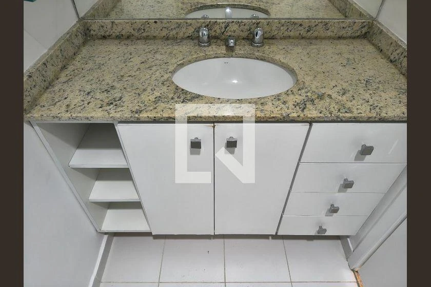 Furnished 2-bedroom apartment with a balcony — photo 40