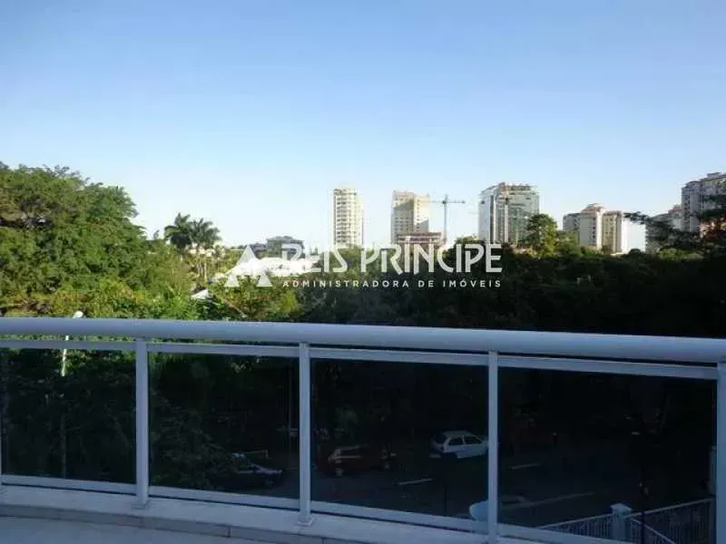 One-bedroom apartment in a building with a pool — photo 15